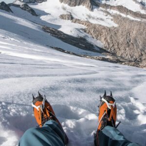 Mehr über den Artikel erfahren Top 3 Wanderspikes: Sicherer Halt auf jedem Untergrund